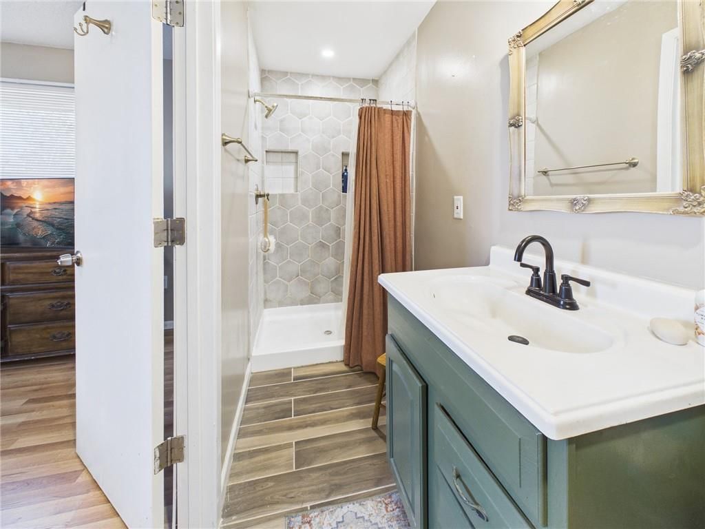 209 E Sparks Avenue — photo 18