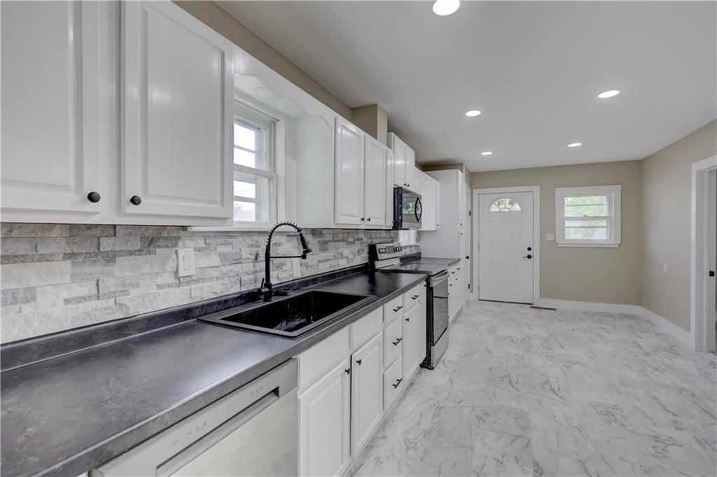 304 E 22nd Street — photo 11