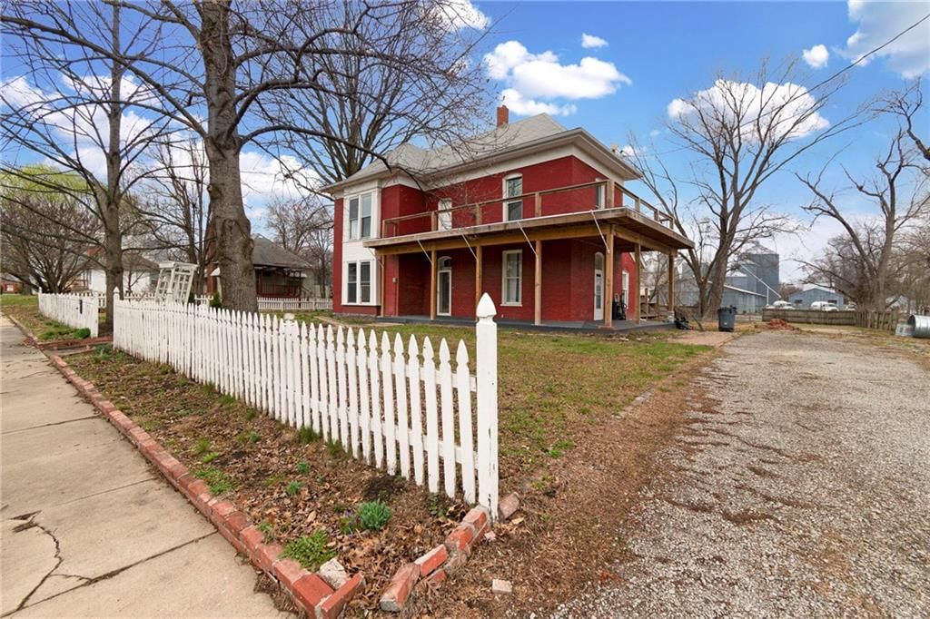 608 W Maple Street — photo 2