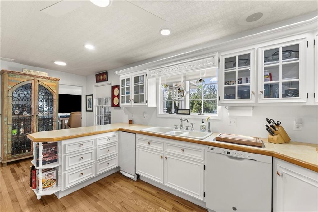 1018 Meadowbrook Road E — photo 17