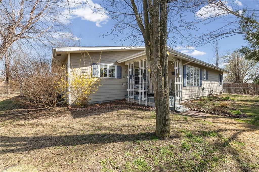 1018 Meadowbrook Road E — photo 31