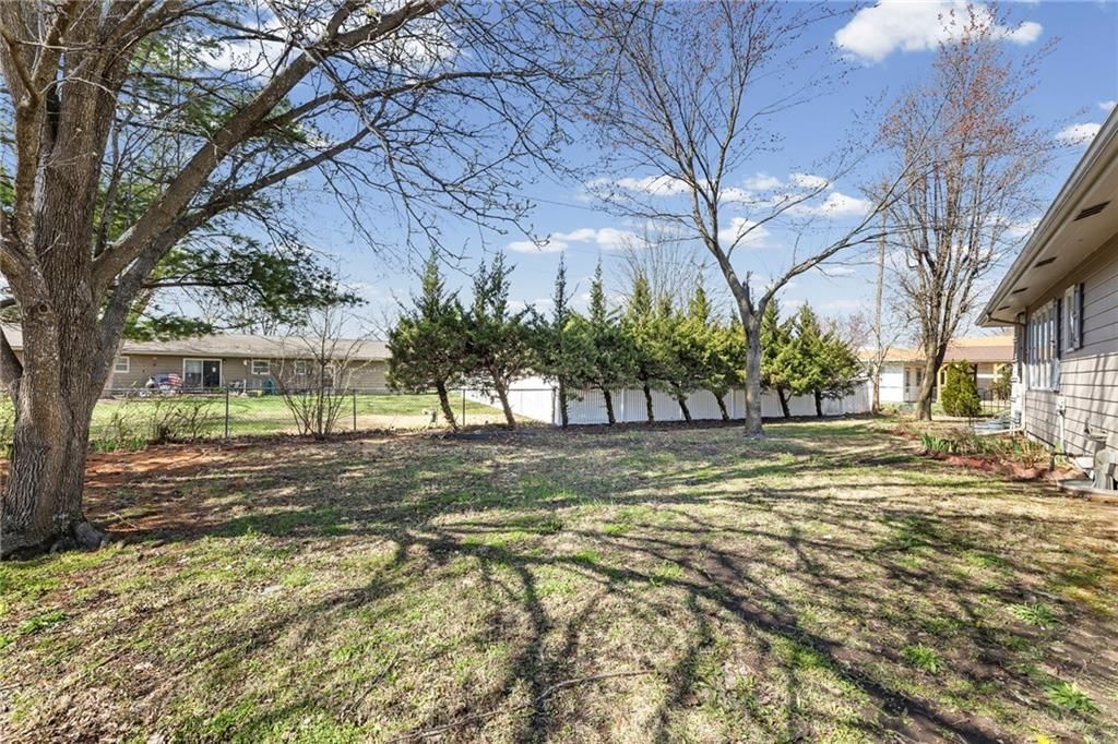 1018 Meadowbrook Road E — photo 32