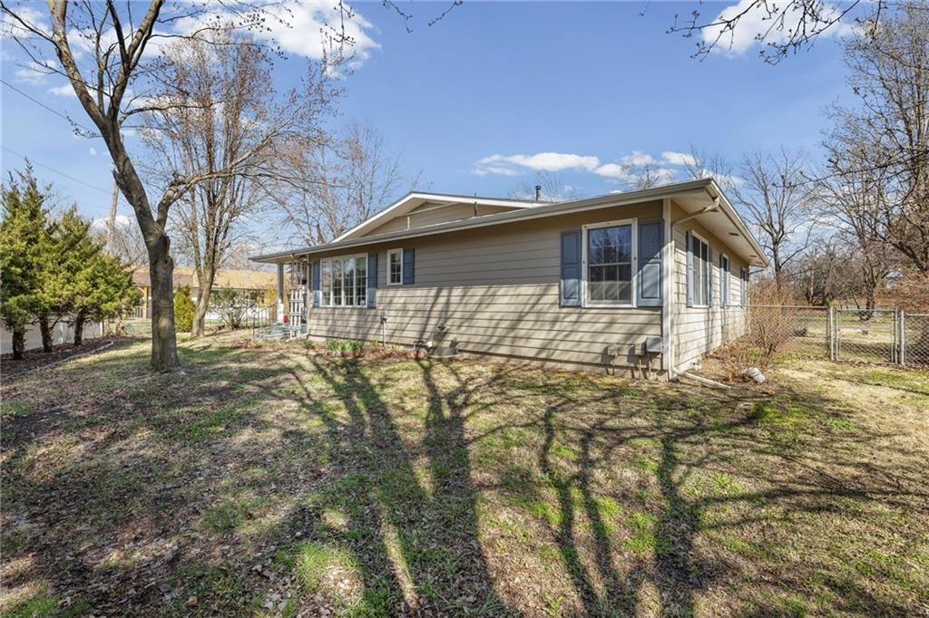 1018 Meadowbrook Road E — photo 33