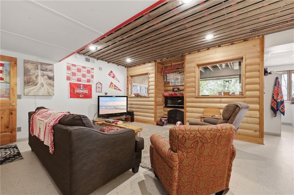 7815 N Adrian Avenue — photo 39