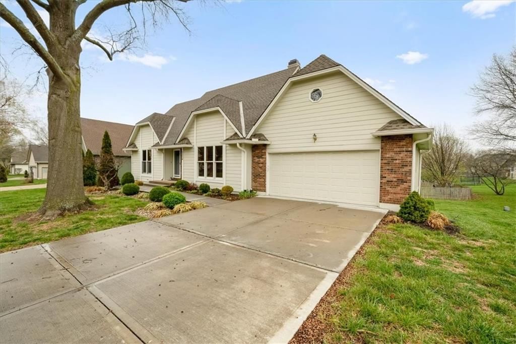 2224 NW Summerfield Drive — photo 2