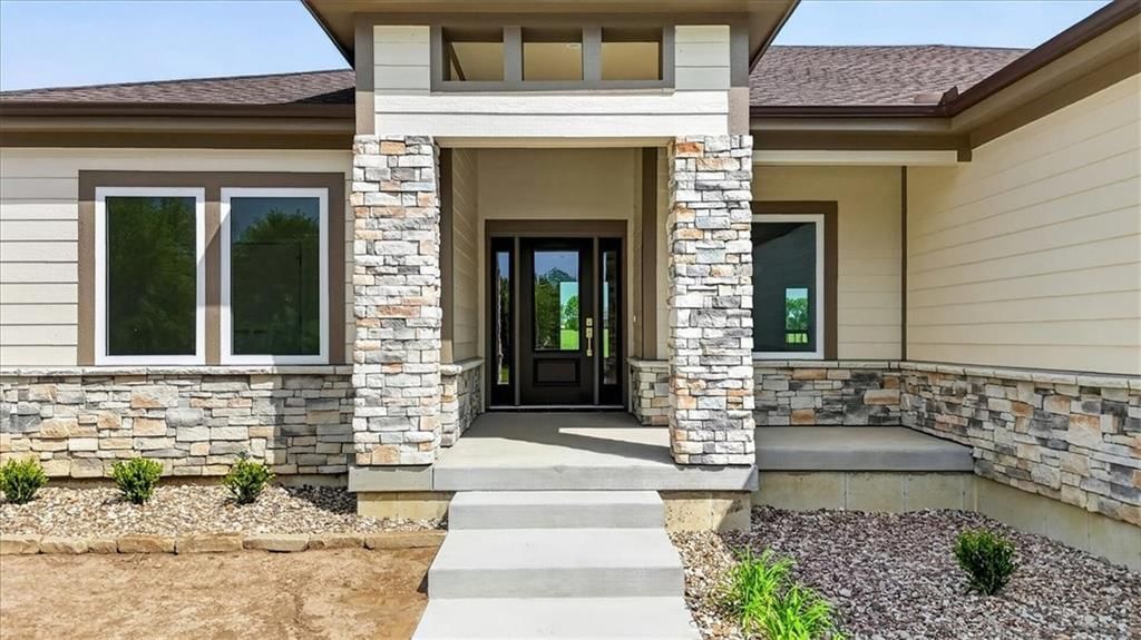 422 NE Lakota Drive — photo 2