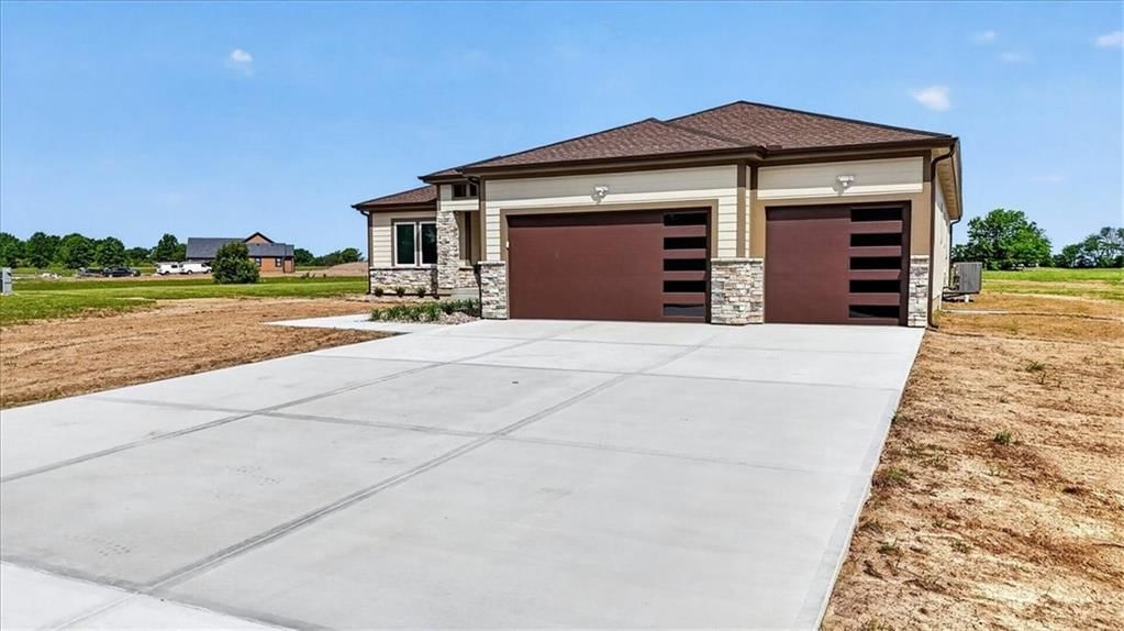 422 NE Lakota Drive — photo 3
