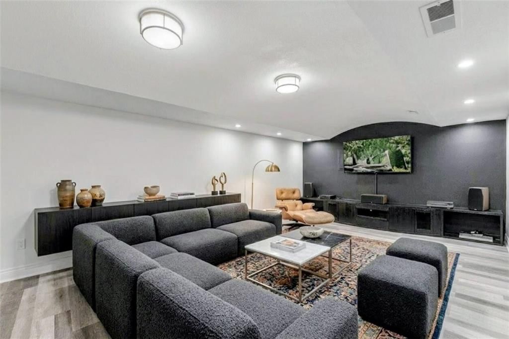 8901 N St Clair Avenue — photo 30