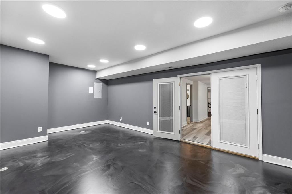 8901 N St Clair Avenue — photo 35