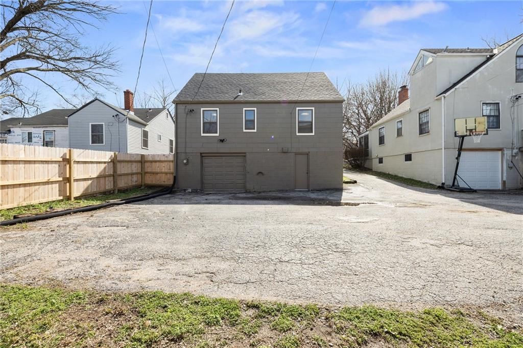 710 E 63 Terrace — photo 33