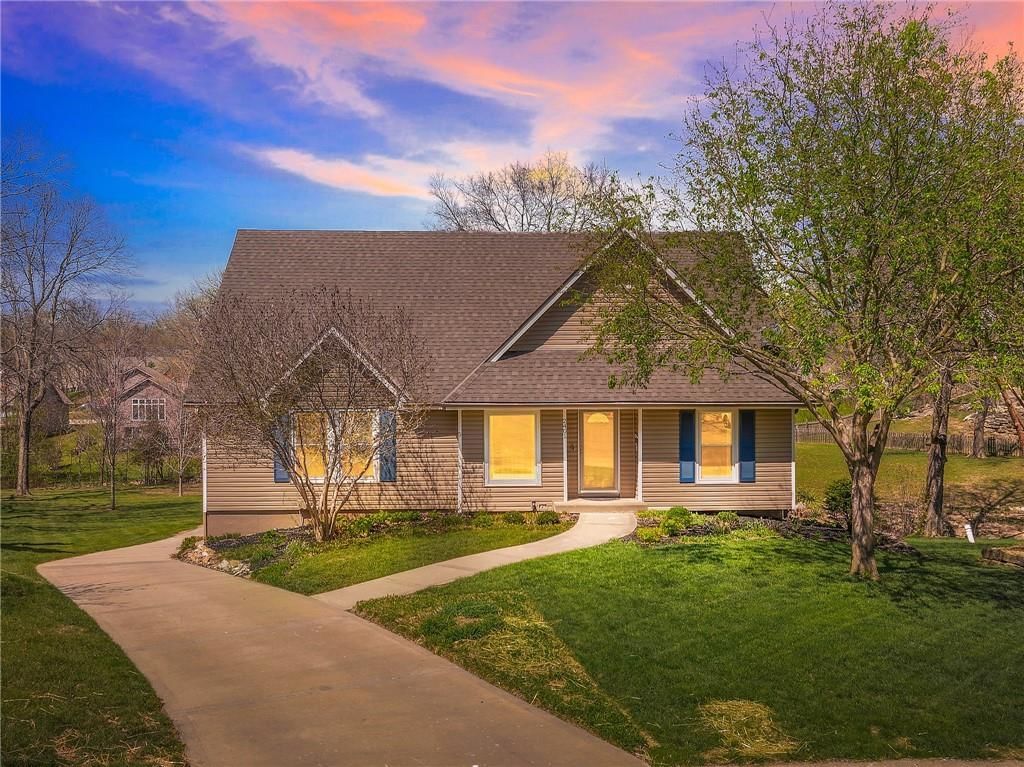 2401 SW Stonecreek Court, Blue Springs, MO