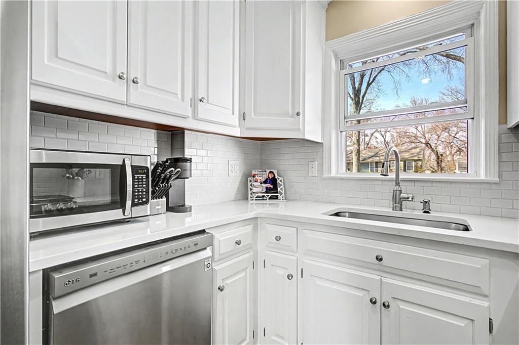 2711 W 73rd Terrace — photo 14