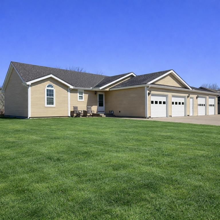 208 W 2nd Street, Garden City, MO
