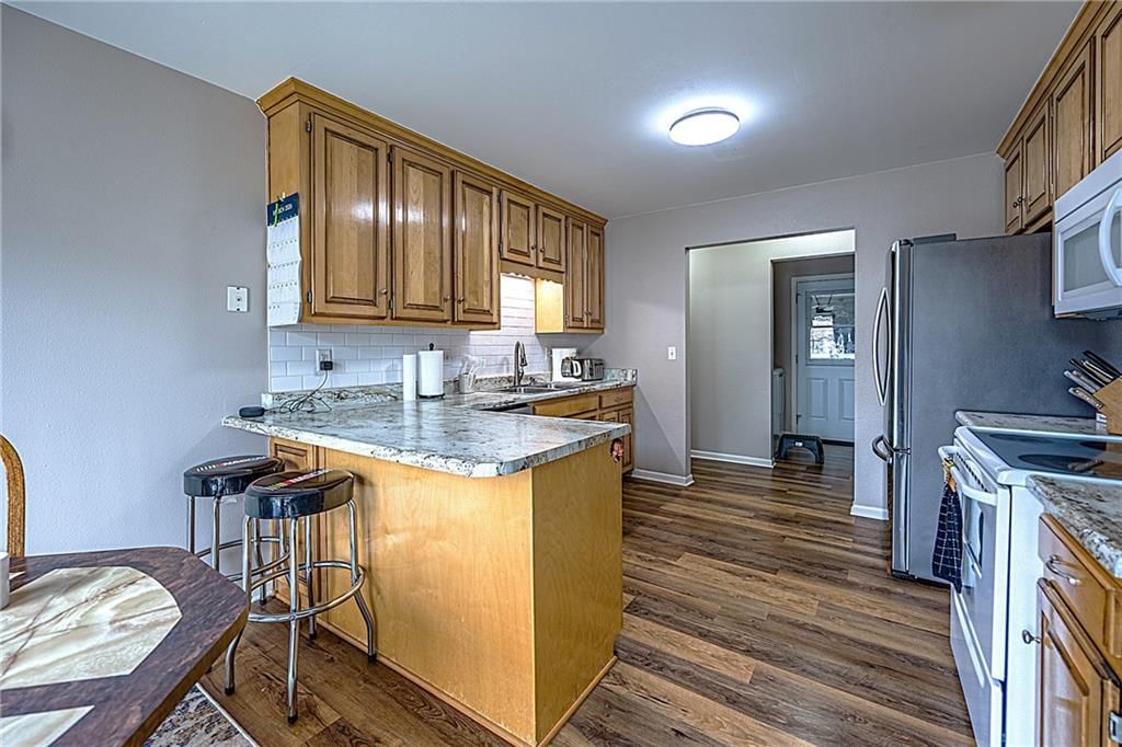 208 W 2nd Street — photo 8