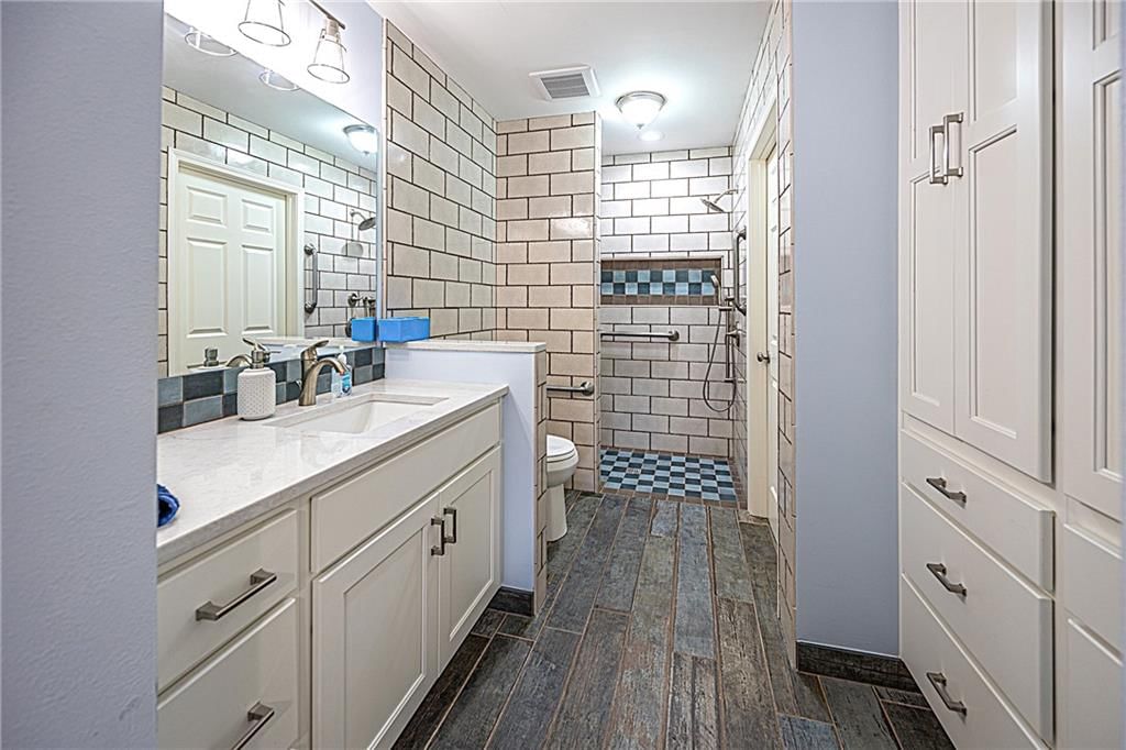 208 W 2nd Street — photo 15