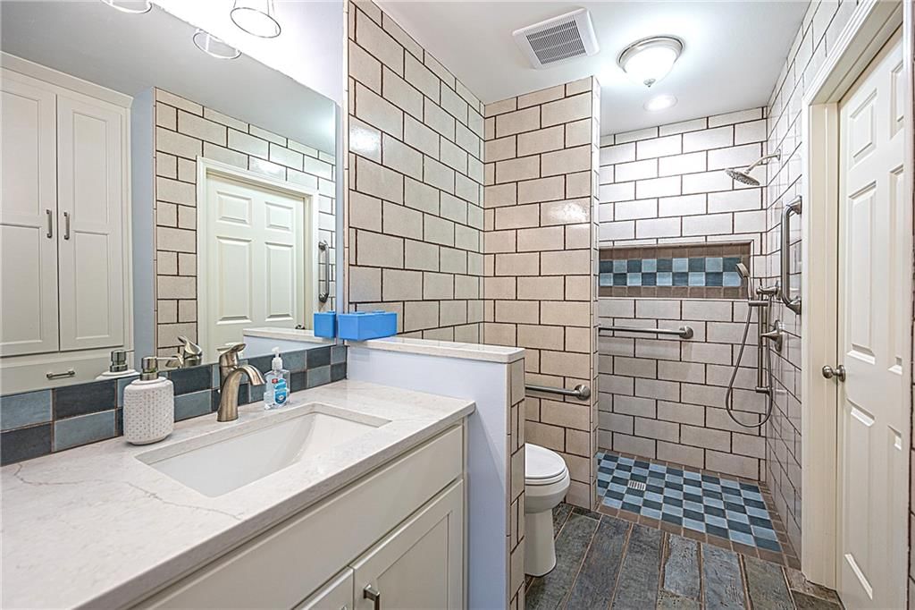 208 W 2nd Street — photo 16