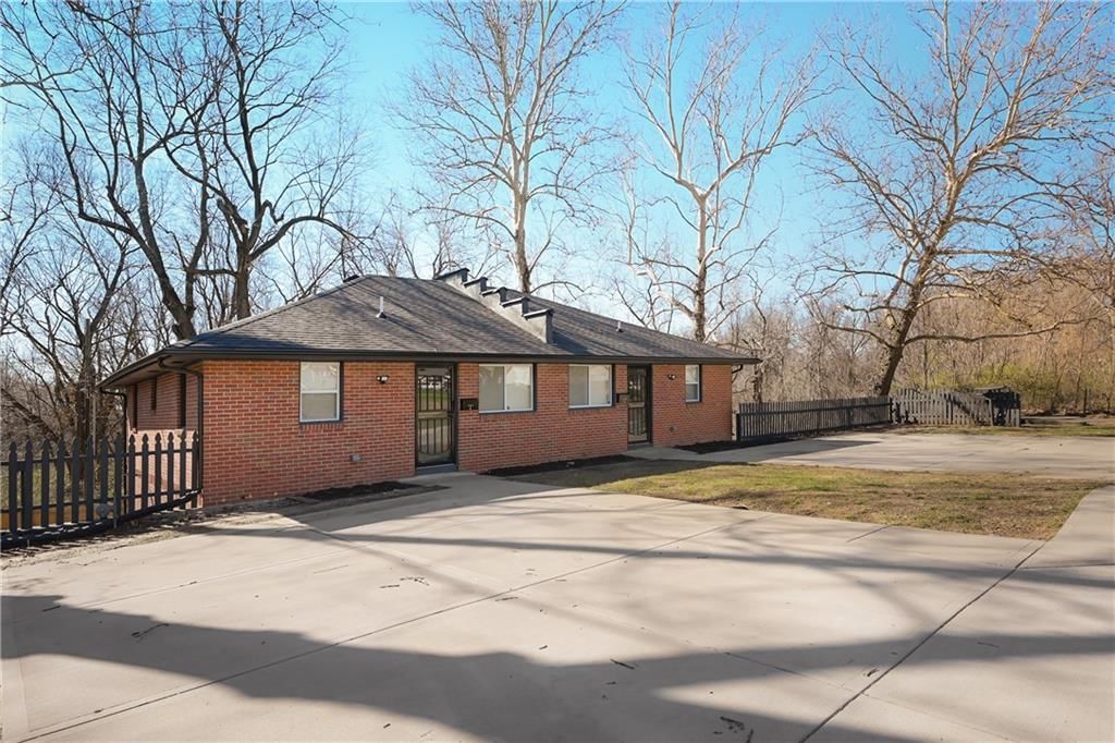 719 E COLLEGE Street — photo 3
