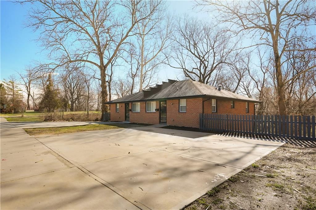 719 E COLLEGE Street — photo 4