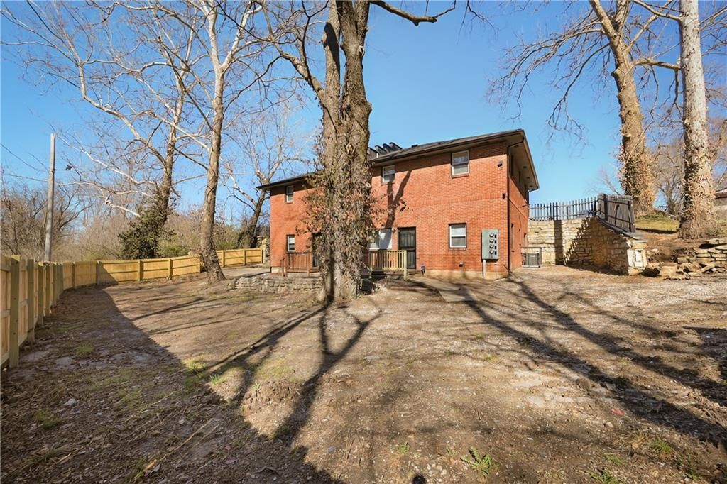 719 E COLLEGE Street — photo 5