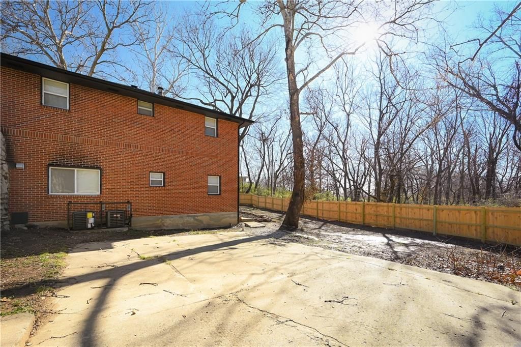719 E COLLEGE Street — photo 6
