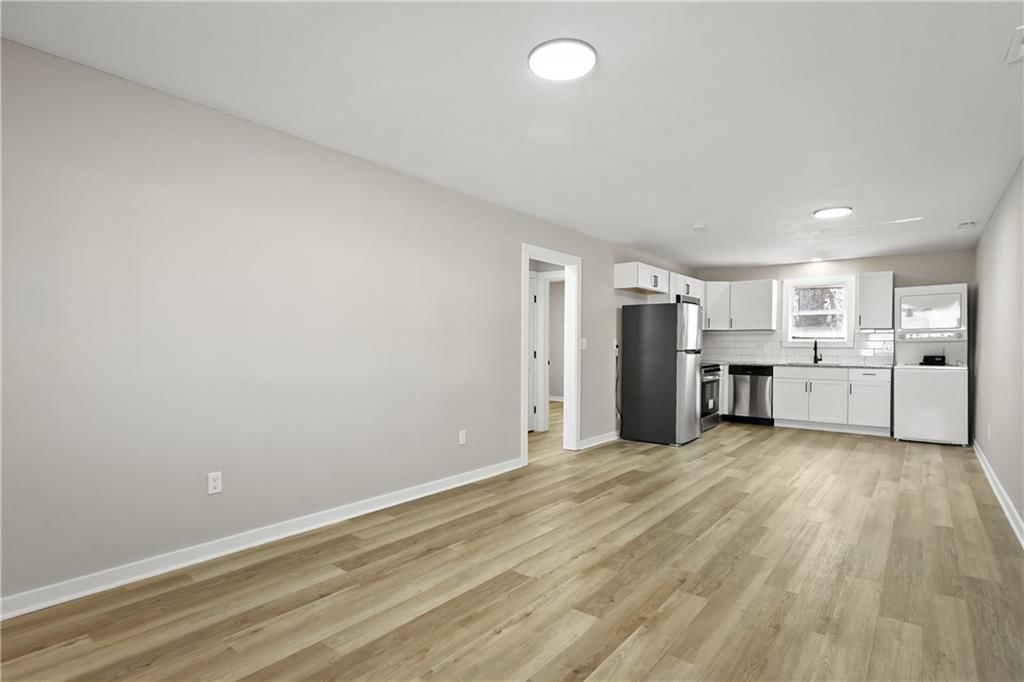719 E COLLEGE Street — photo 8