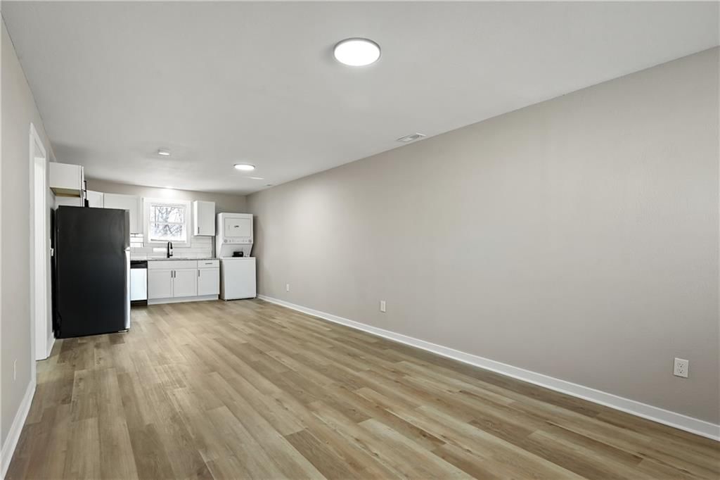 719 E COLLEGE Street — photo 9