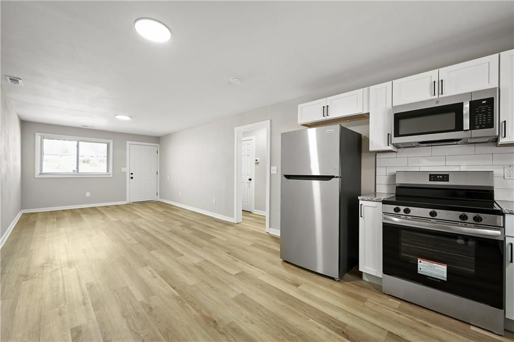 719 E COLLEGE Street — photo 12