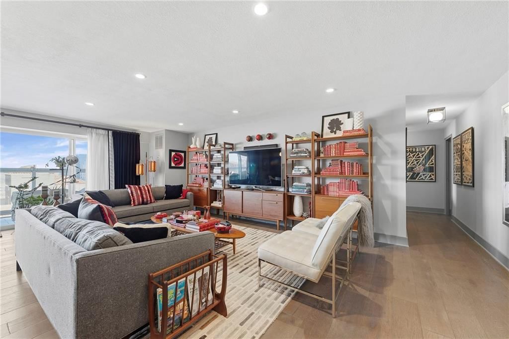 221 W 48th Street — photo 4