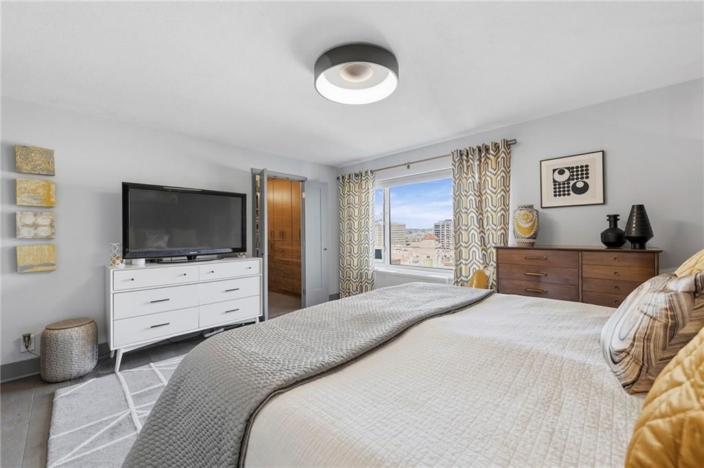 221 W 48th Street — photo 18