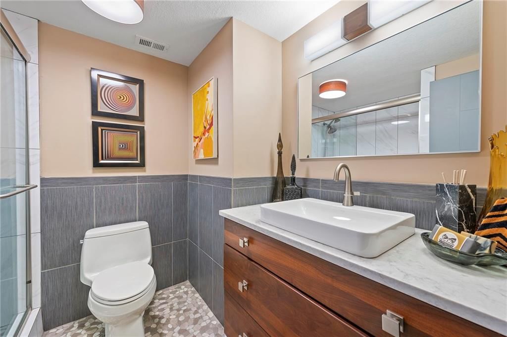 221 W 48th Street — photo 25