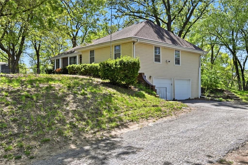 10407 NW Crooked Road, Kansas City, MO