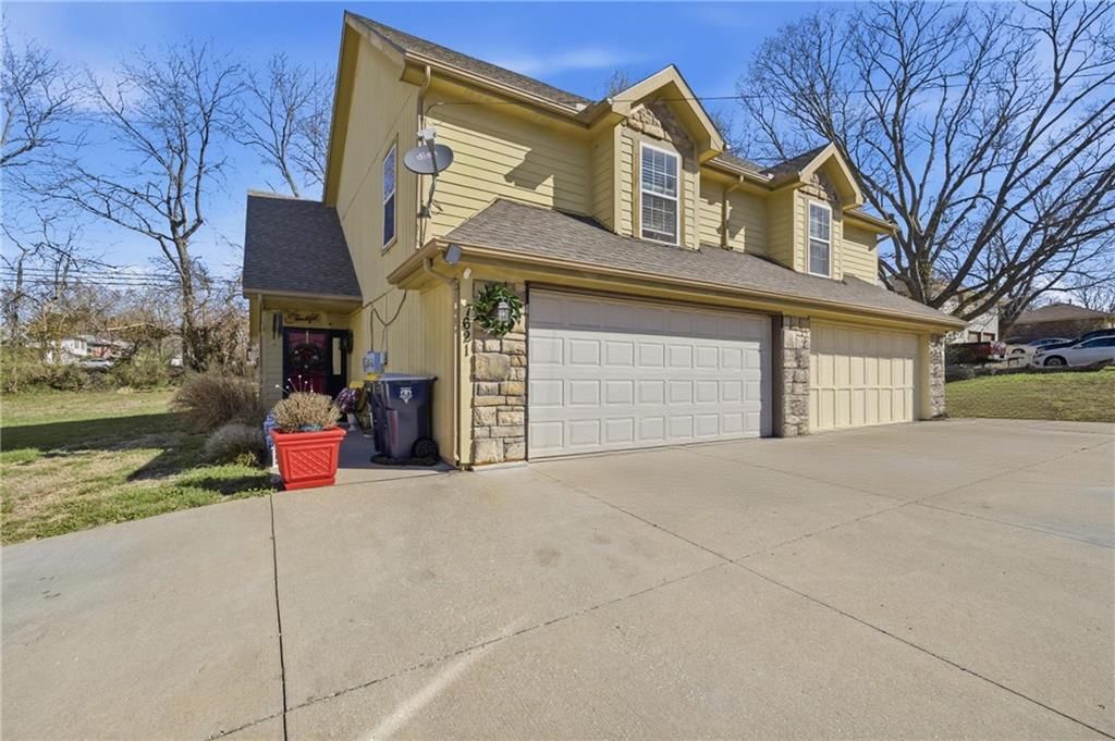 7621 E Bannister Road — photo 2