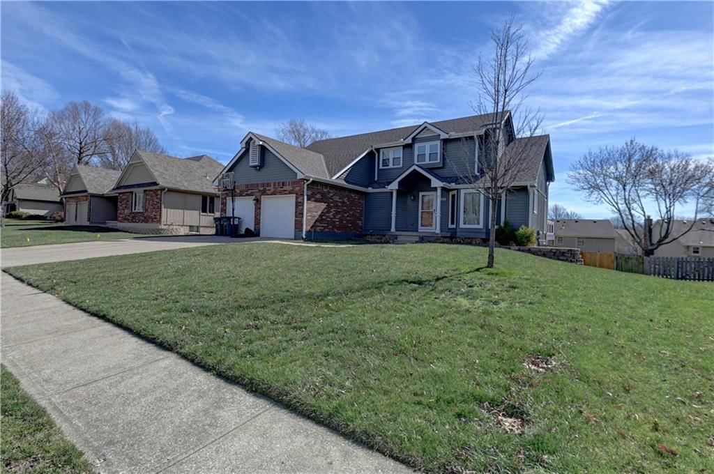 1625 NE Thames Drive — photo 2