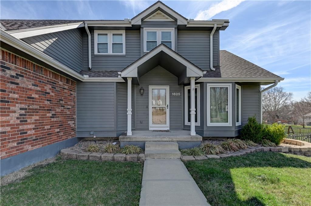 1625 NE Thames Drive — photo 3