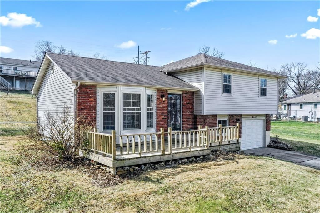 5229 Lakewood Street — photo 2