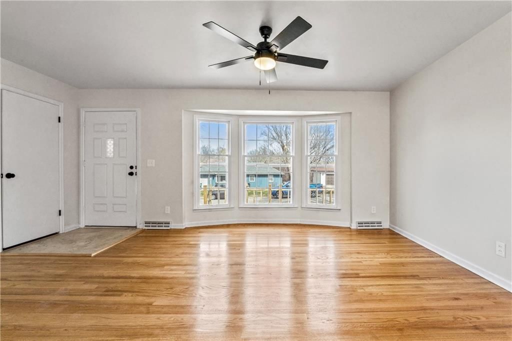 5229 Lakewood Street — photo 4