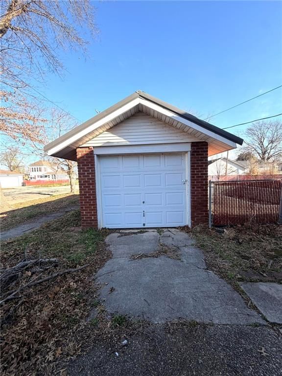 502 E 14th Street — photo 25