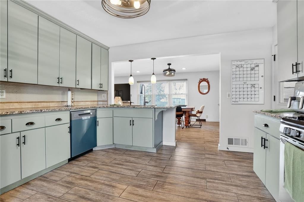 125 N PINE Street — photo 5