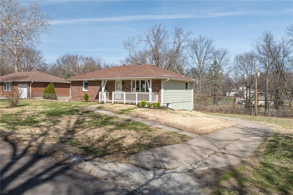 220 Kennedy Drive — photo 2