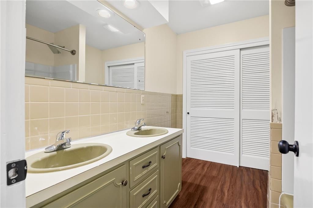 220 Kennedy Drive — photo 12