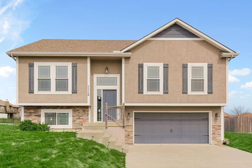 1112 SW 10th Terrace, Oak Grove, MO