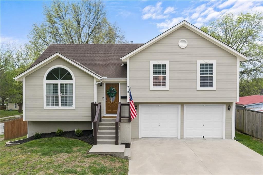 712 Locust Street, Pleasant Hill, MO