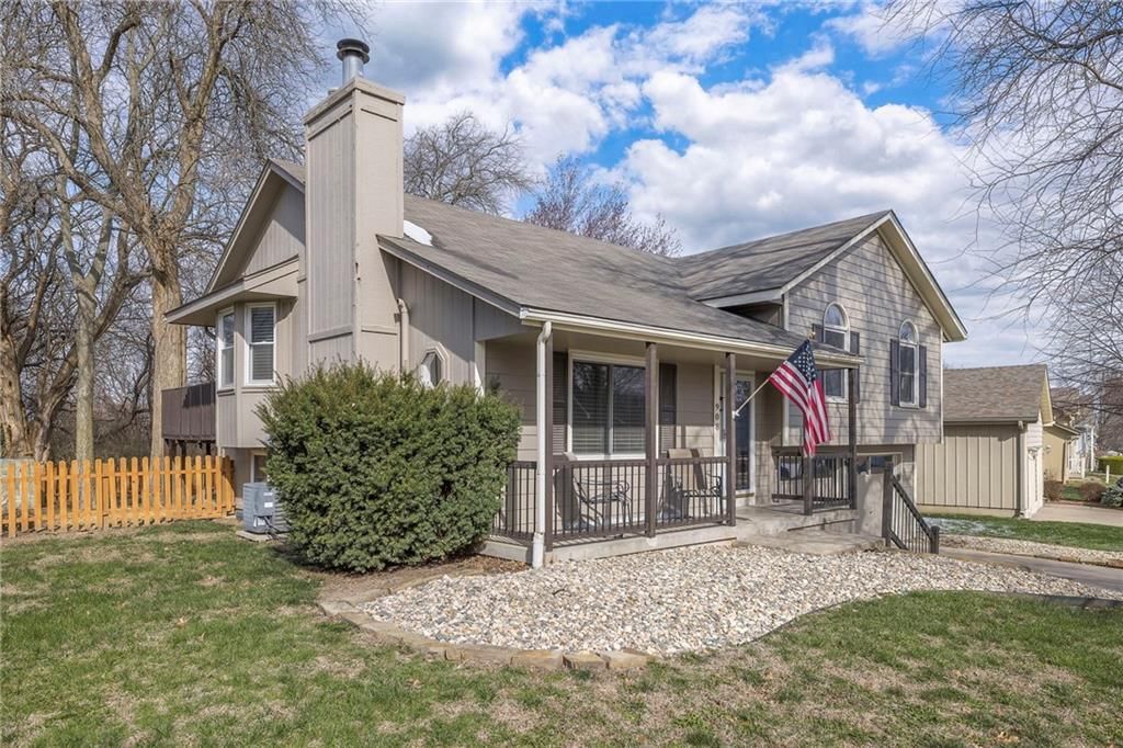 908 NE Bristol Drive — photo 2
