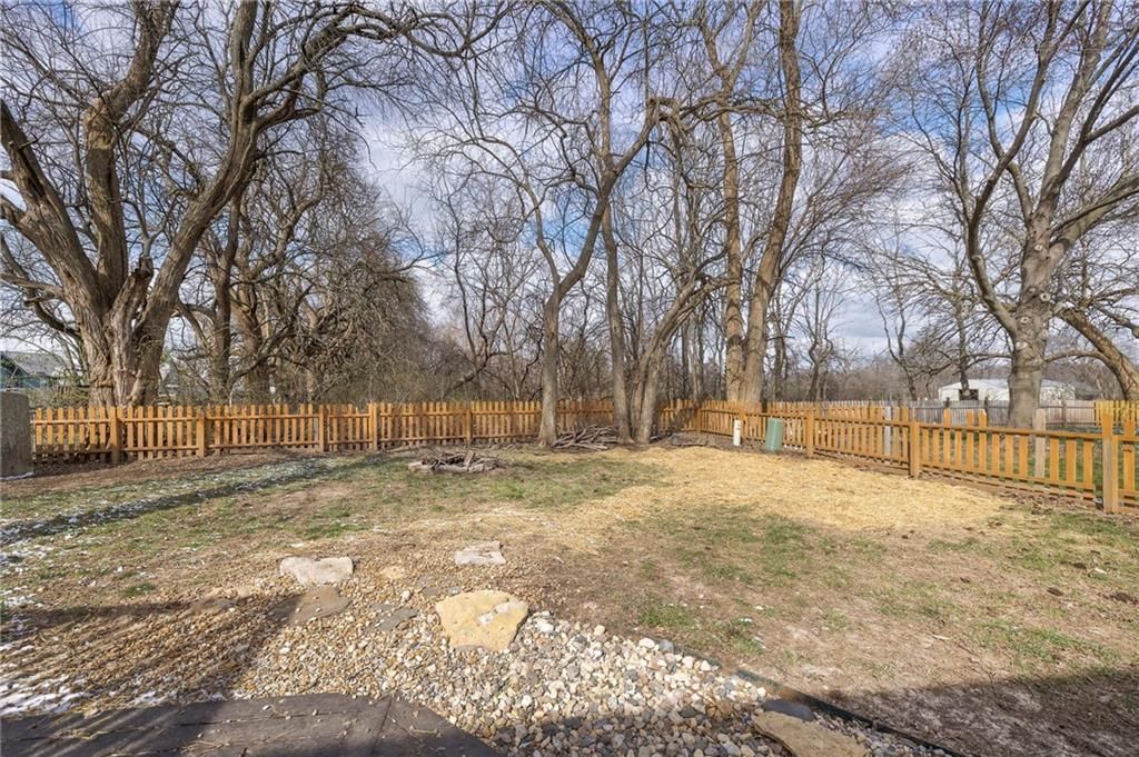 908 NE Bristol Drive — photo 33