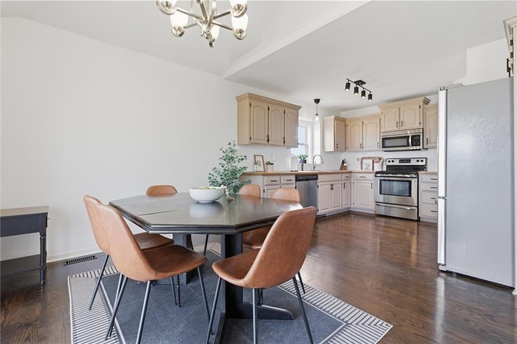 1010 WELLINGTON Way — photo 4