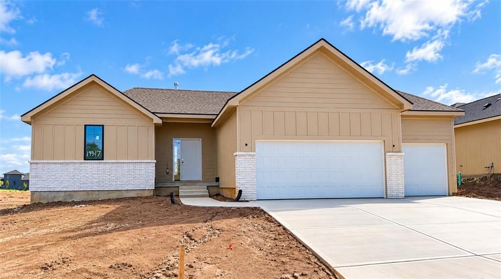 19317 Skyview Lane, Spring Hill, KS: listing photo 2