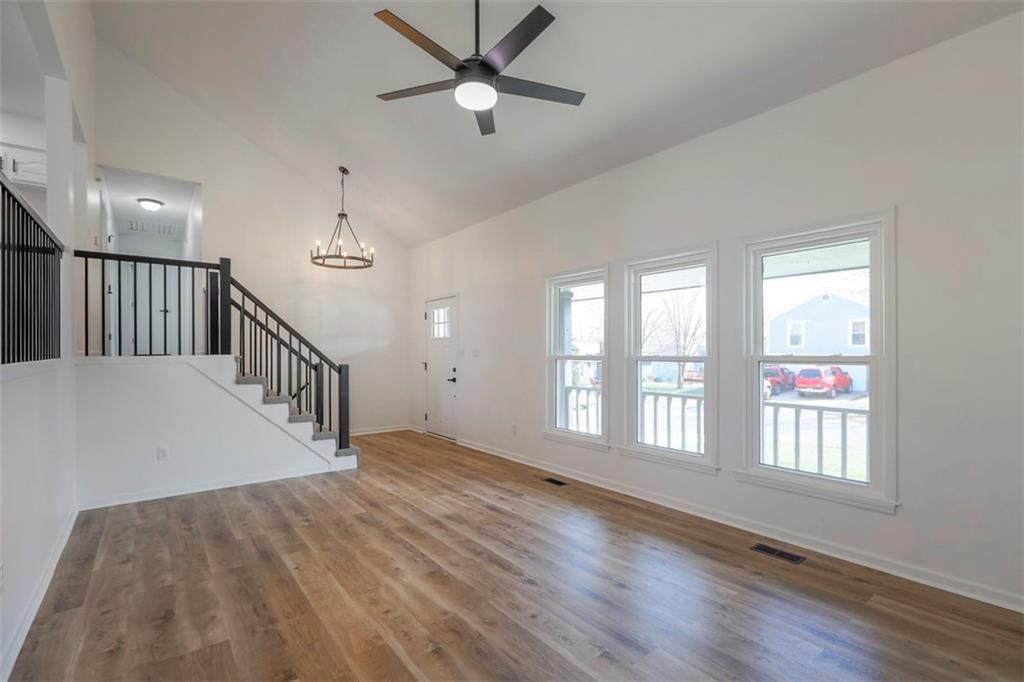 412 NE Crescent Street NE — photo 4