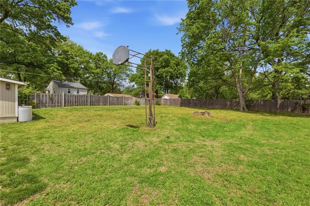 204 Topeka Avenue — photo 32