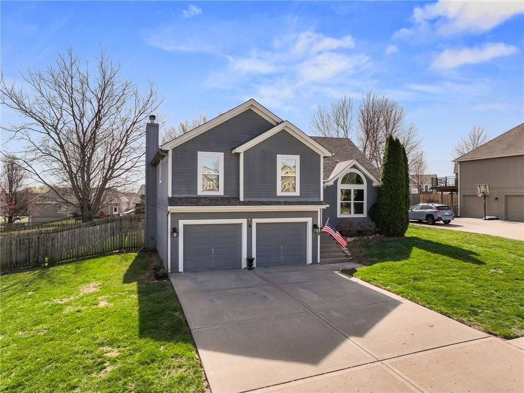 1405 NE 196th Court, Smithville, MO