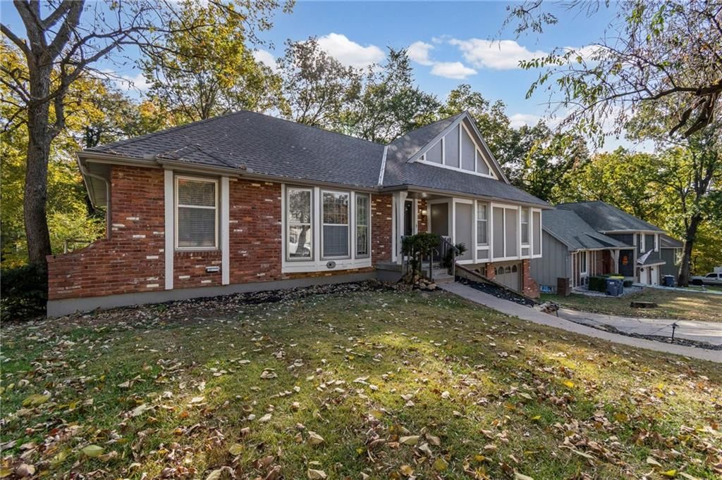 523 Lancelot Drive — photo 2